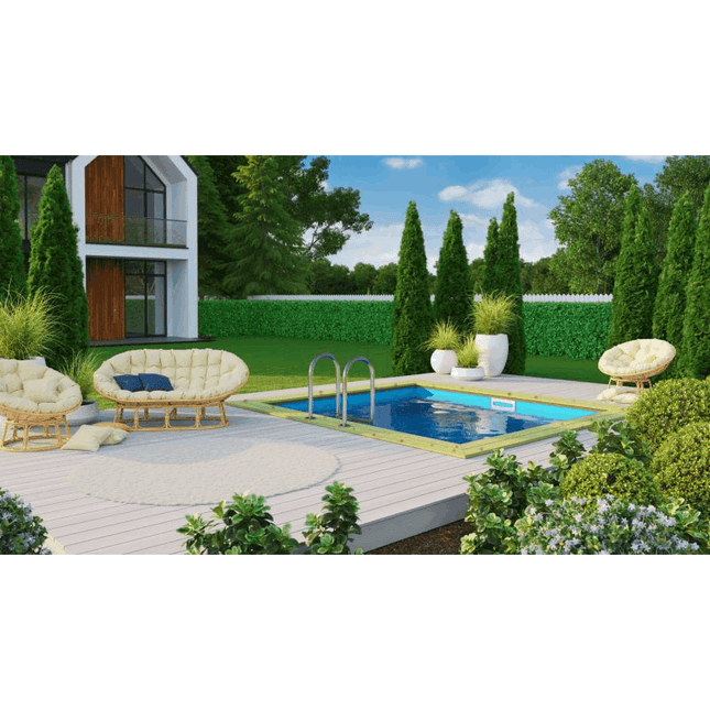 Rechteckiger Holzpool mit Edelstahlleiter, eingelassen in eine helle Holzterrasse in einem modernen Garten mit Rattan-Lounge-Möbeln.