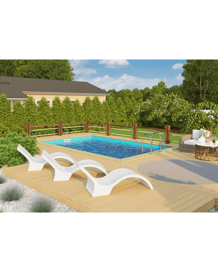 Rechteckiger Holzpool eingelassen in ein helles Holzdeck im Garten mit drei modernen weißen Sonnenliegen, einer Edelstahlleiter und gemütlichen Rattan-Loungemöbeln.