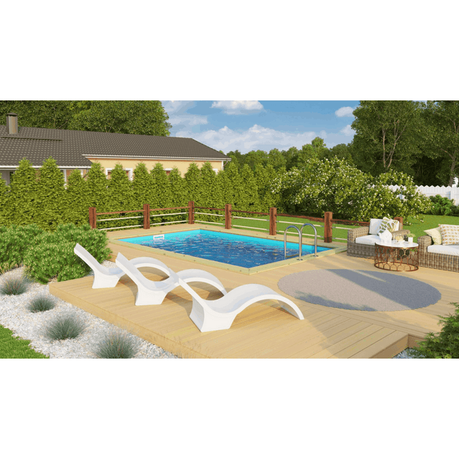 Rechteckiger Holzpool eingelassen in ein helles Holzdeck im Garten mit drei modernen weißen Sonnenliegen, einer Edelstahlleiter und gemütlichen Rattan-Loungemöbeln.