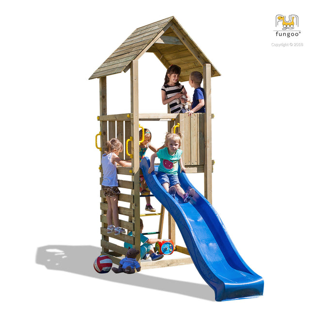 Kinder spielen auf dem Spielturm mit Rutsche