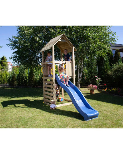 Kindern spielen auf dem Spielturm mit Rutsche in einem Garten