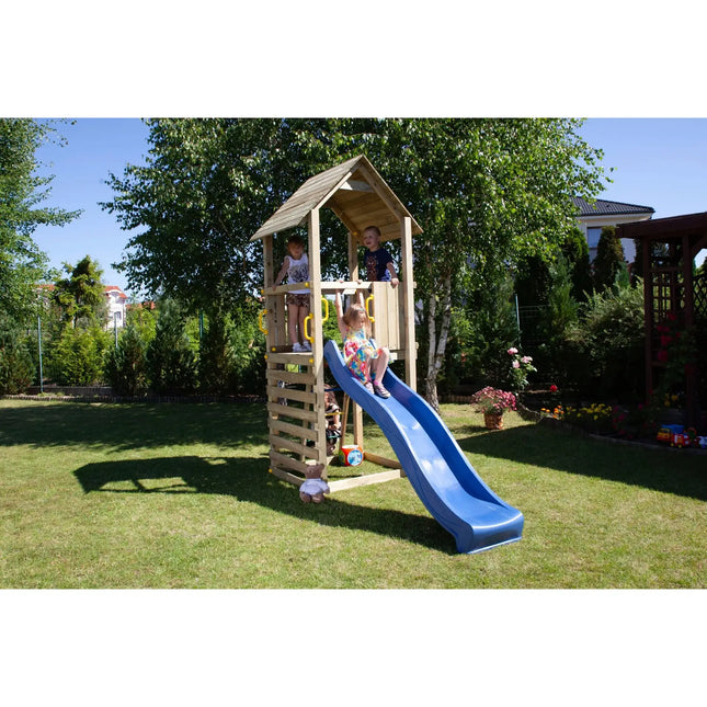 Kindern spielen auf dem Spielturm mit Rutsche in einem Garten