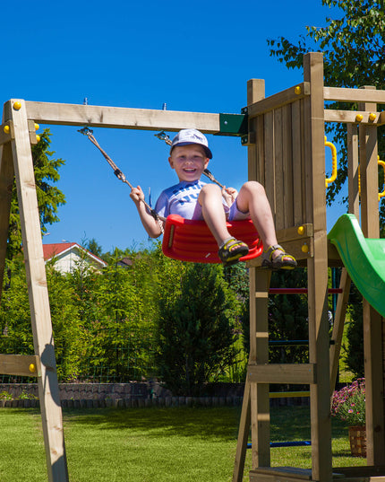 Junge auf Schaukel des Spielturm Abenteuer