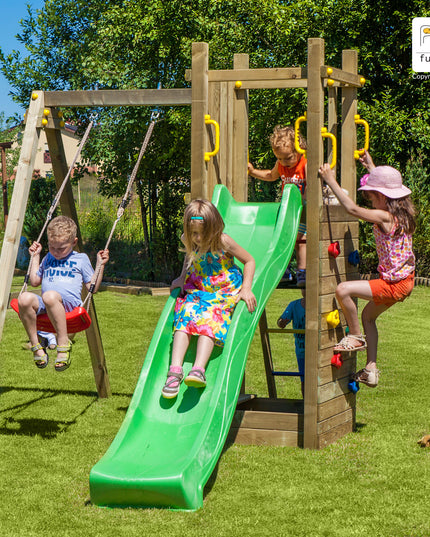 Kindern spiele auf dem Spielturm Abenteuer in einem Garten