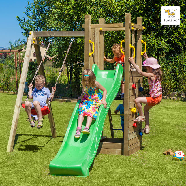 Kindern spiele auf dem Spielturm Abenteuer in einem Garten