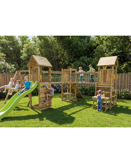 Mehrere Kinder spielen auf einem Funny Optimizer in einem Garten 