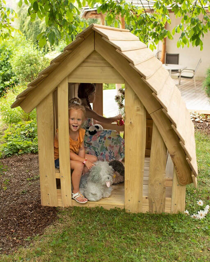 Kinder spielen im Garten im Spielhaus "Waldhütte"
