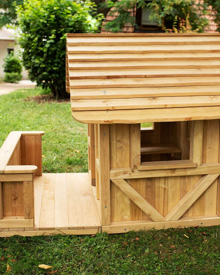 Spielhaus Robinchen – mit Terrasse
im Garten seitliche Ansicht