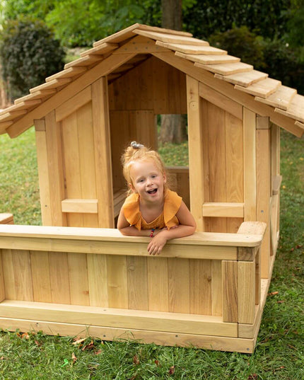 Spielhaus Robinchen – mit Terrasse
mit einem Kind im Garten