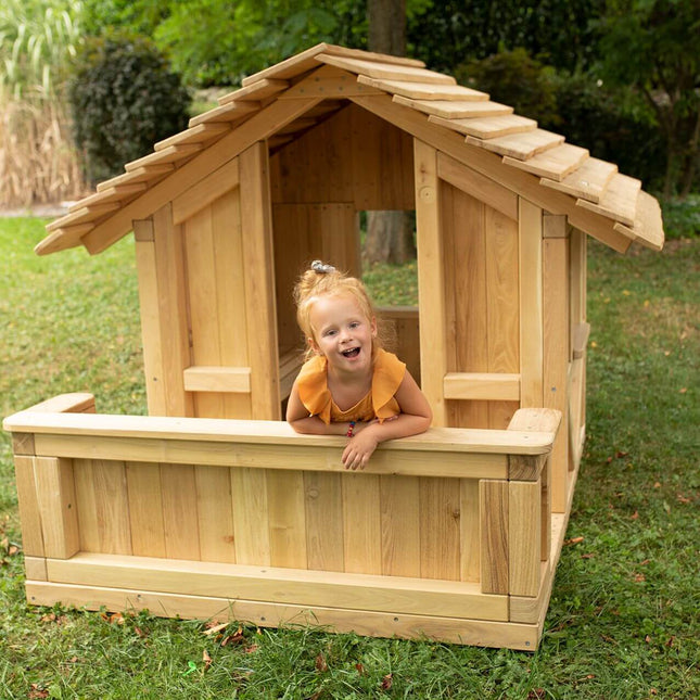 Spielhaus Robinchen – mit Terrasse
mit einem Kind im Garten