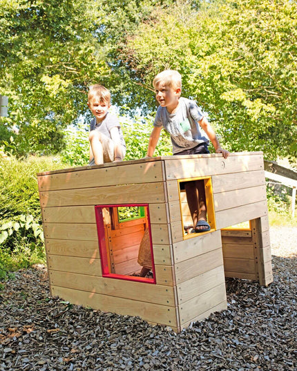Kinder spielen im Garten mit dem Spielhaus "Würfel"