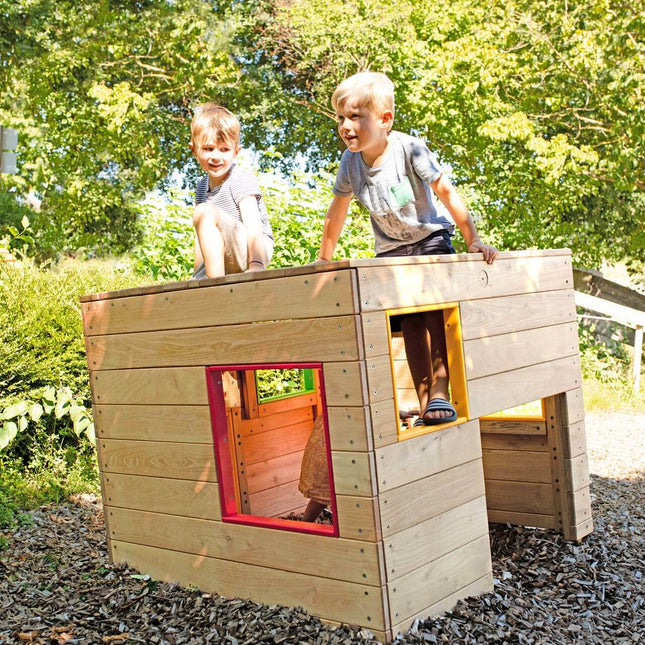 Kinder spielen im Garten mit dem Spielhaus "Würfel"