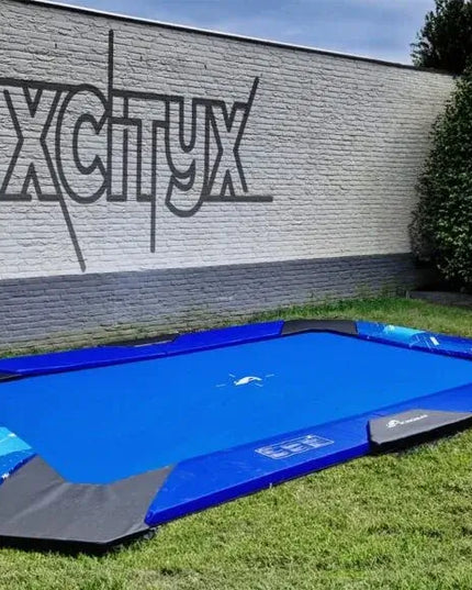 Akrobat XCITYX Flat auf Rasen