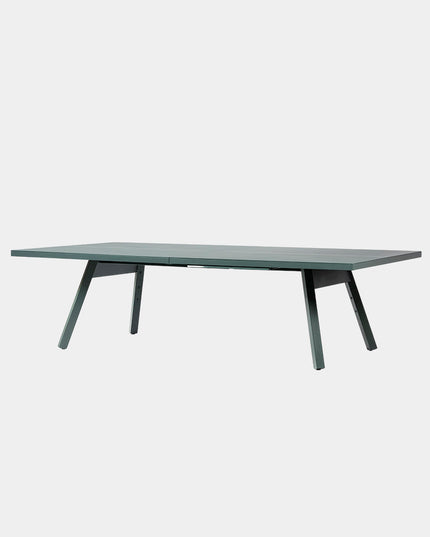 Kompakte Tischtennisplatte in Nordic Green von schräg oben mit einfarbiger Spielfläche