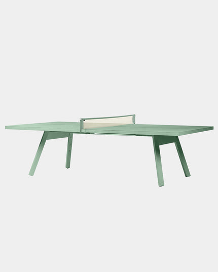 Monochrome 220 in Warm Sage als Esstisch mit abgenommenem Netz