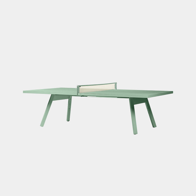 Monochrome 220 in Warm Sage als Esstisch mit abgenommenem Netz