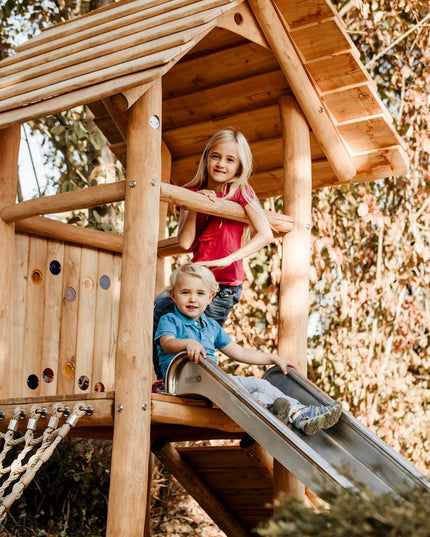 U3-Zwergenhausenturm mit Anbauten mit Kindern