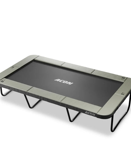 Freigestelltes ACON 16 HD Rechtecktrampolin mit schwarzer Sprungmatte, hellgrauer Schutzpolsterung und robusten Standbeinen.
