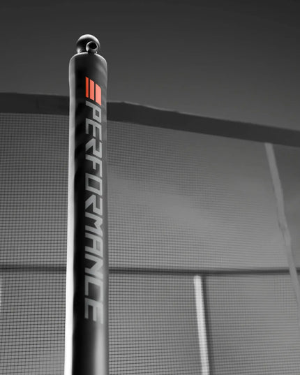 Detailansicht eines gepolsterten Sicherheitsnetzpfostens des ACON HD PRO Trampolins mit Performance-Schriftzug und Netz im Hintergrund.