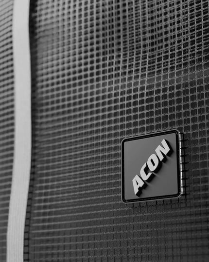 Nahaufnahme des schwarzen Sicherheitsnetzes eines ACON HD Trampolins mit aufgenähtem ACON Logo.