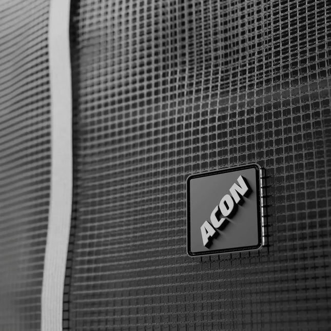 Nahaufnahme des schwarzen Sicherheitsnetzes eines ACON HD Trampolins mit aufgenähtem ACON Logo.