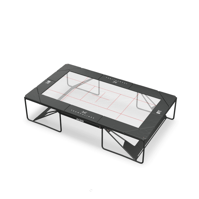 ACON X Wettkampf-Trampolin mit weißer Trampolinmatte, roten Orientierungslinien und schwarzer Schutzpolsterung.