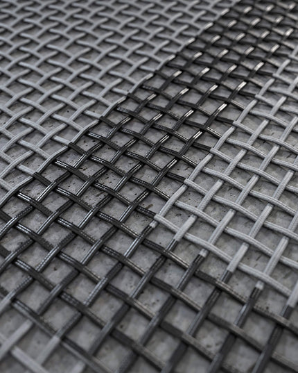 Detailaufnahme des eng gewebten, schwarz-grauen Gewebes der ACON X Freestyle Trampolinmatte.