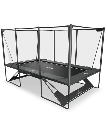 Freigestelltes schwarzes ACON X Trampolin mit rechteckiger Sprungfläche, Sicherheitsnetz und Einstieg.