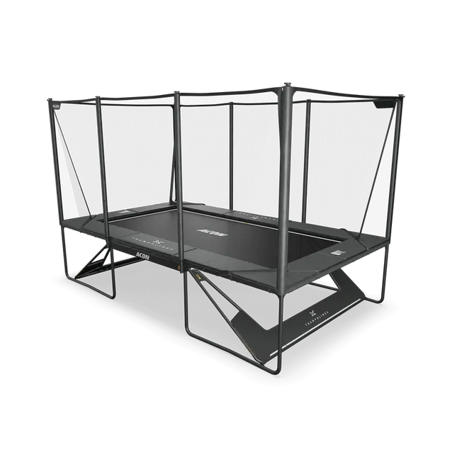 Freigestelltes schwarzes ACON X Trampolin mit rechteckiger Sprungfläche, Sicherheitsnetz und Einstieg.