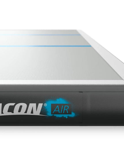 Nahaufnahme der schwarzen Seitenwand einer ACON Airtrack mit ACON Air Logo und grauer Oberseite.