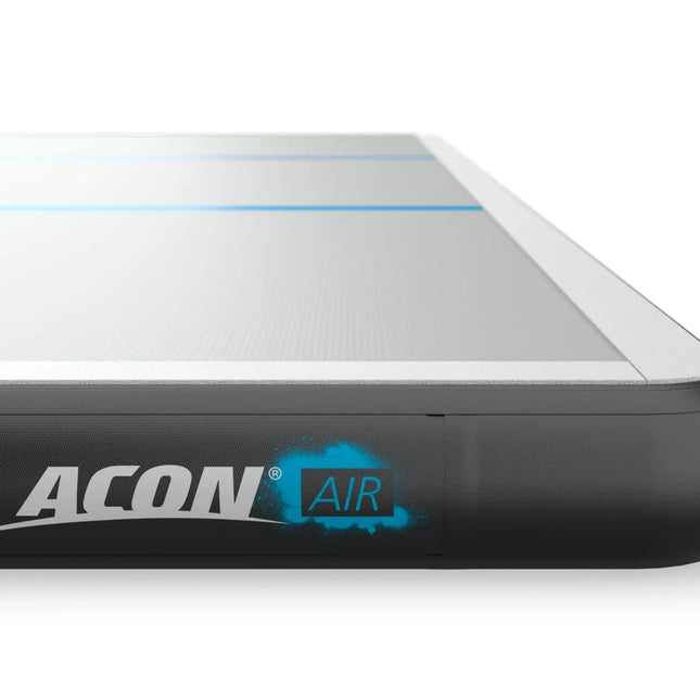 Nahaufnahme der schwarzen Seitenwand einer ACON Airtrack mit ACON Air Logo und grauer Oberseite.