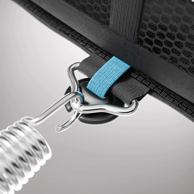 Nahaufnahme der Federbefestigung am ACON AIR Gen 2.0 Trampolin mit Metallfeder, Verbindungshaken und blauem Gewebeband.