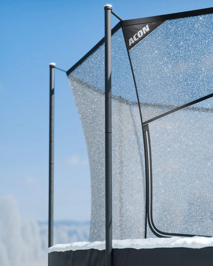 Detailansicht des ACON AIR Gen 2.0 Sicherheitsnetzes mit gepolsterten Pfosten bei winterlichen Bedingungen.