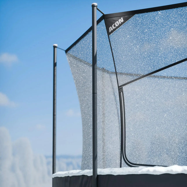 Detailansicht des ACON AIR Gen 2.0 Sicherheitsnetzes mit gepolsterten Pfosten bei winterlichen Bedingungen.