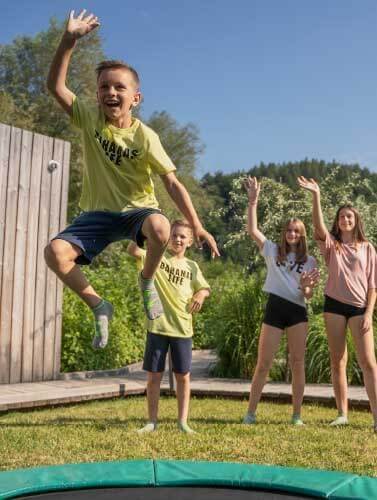 Kinder springen auf einem Akrobat Orbit Flat 