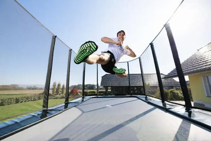 Mann springt auf Akrobat Primus Challenger