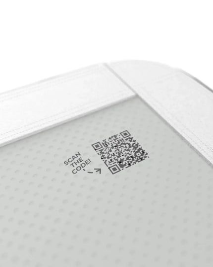 Nahaufnahme der ACON Airtrack mit weißer Randverstärkung und aufgedrucktem QR-Code auf der grauen Oberfläche.