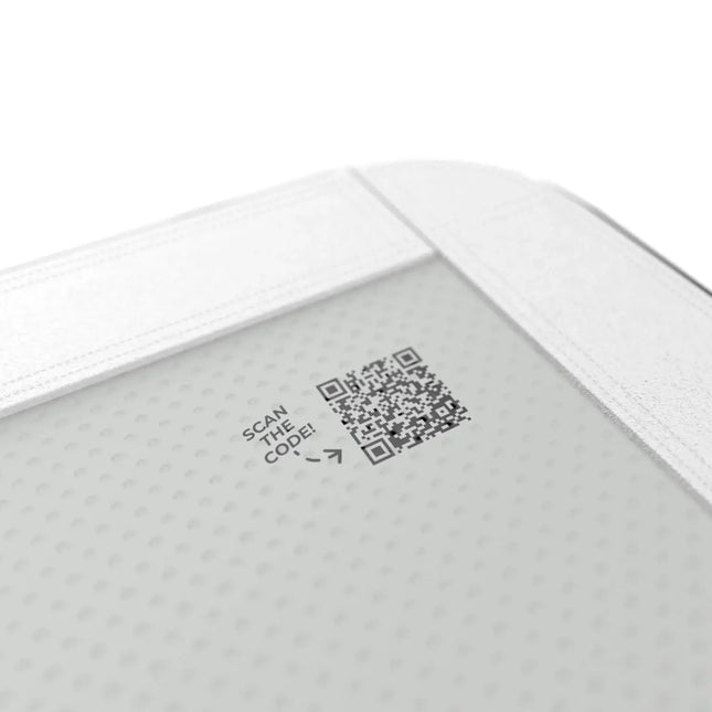 Nahaufnahme der ACON Airtrack mit weißer Randverstärkung und aufgedrucktem QR-Code auf der grauen Oberfläche.