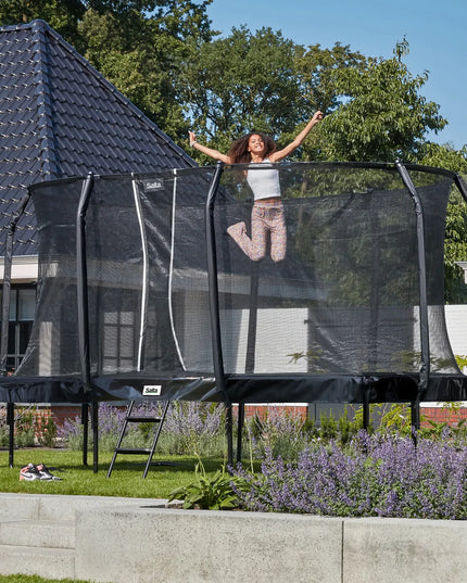 Salta First Class 427 x 244 cm, rechteckiges Gartentrampolin mit Sicherheitsnetz und Leiter in Schwarz