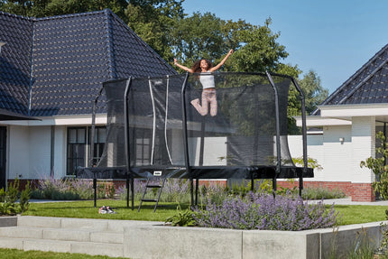 Salta First Class 427 x 244 cm, rechteckiges Gartentrampolin mit Sicherheitsnetz und Leiter in Schwarz