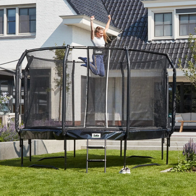 Salta First Class Gartentrampolin rund mit Sicherheitsnetz und Leiter