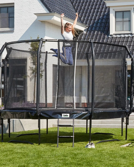 Rundes Salta First Class Gartentrampolin mit schwarzem Sicherheitsnetz und Leiter