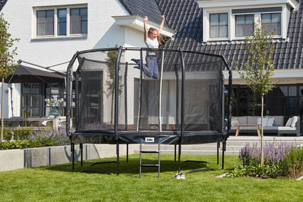 Rundes Salta First Class Gartentrampolin mit schwarzem Sicherheitsnetz und Leiter