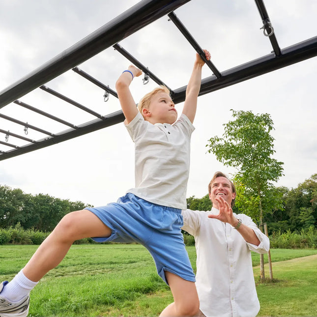 Kinder spielen am Salta Klettergerüst XL im Garten, Gesamtansicht der Kletteranlage