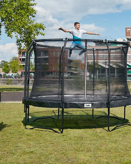 Schwarzes rundes Gartentrampolin Salta Premium Black Edition mit Sicherheitsnetz im Garten