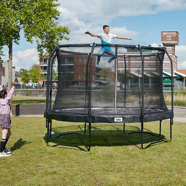 Schwarzes rundes Gartentrampolin Salta Premium Black Edition mit Sicherheitsnetz im Garten