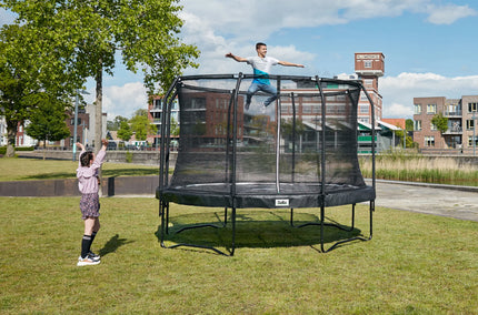 Schwarzes rundes Gartentrampolin Salta Premium Black Edition mit Sicherheitsnetz im Garten