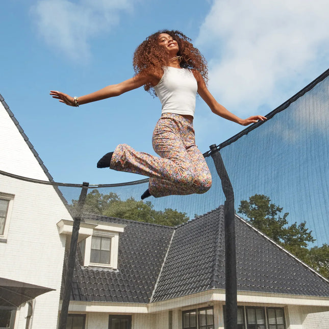 Detailansicht der Nähte am Sprungtuch des Salta First Class Trampolins