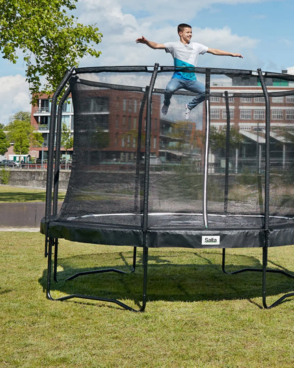 Salta Premium Black Edition im Garten aufgestellt, Gesamtansicht