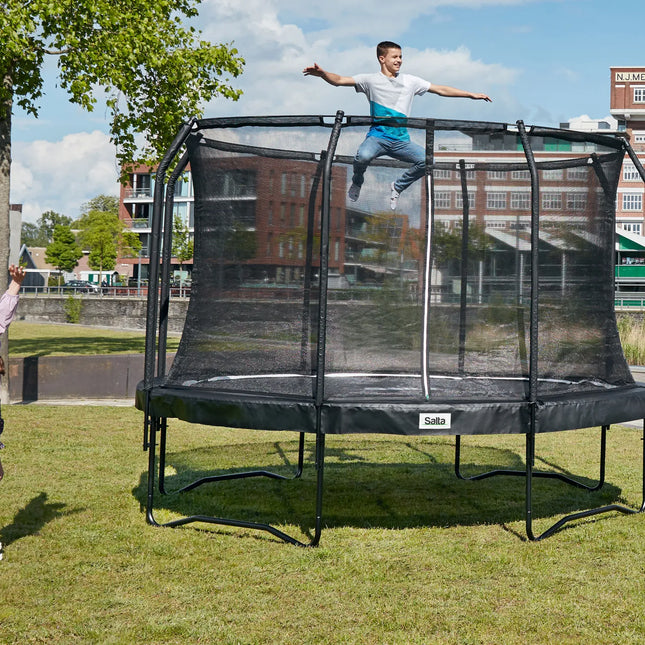 Salta Premium Black Edition im Garten aufgestellt, Gesamtansicht